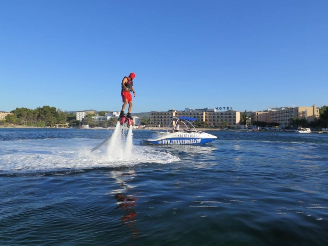 volando encima del agua